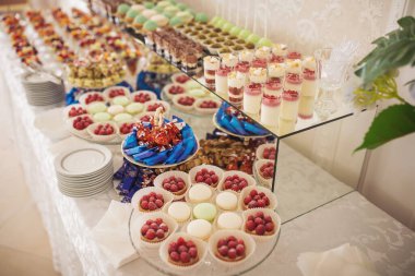Farklı çeşit kekleri olan çikolatalar. Düğün şekeri büfesinde lezzetli tatlılar, tatlılar, kekler.. 