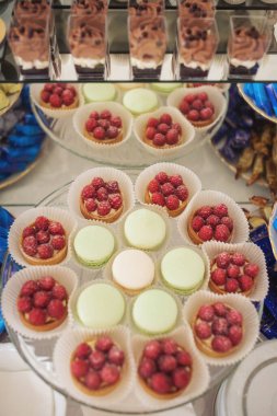 Farklı çeşit kekleri olan çikolatalar. Düğün şekeri büfesinde lezzetli tatlılar, tatlılar, kekler.. 
