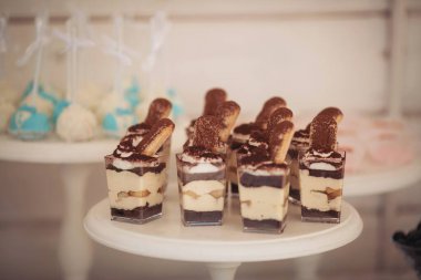 Farklı çeşit kekleri olan çikolatalar. Düğün şekeri büfesinde tatlı, tatlı ve kek. Tatlılar, farklı tatlılar küçük renkli tatlı kekler.