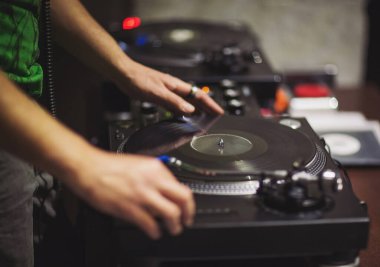 DJ elleri profesyonel müzik ekipmanı, plak plak platformu ve zaman kodu üzerinde. Vinil vinil parti DJ ses ekipmanlarını kapatın. Gece kulübü partisinde ses karıştırıcı disk jokey.