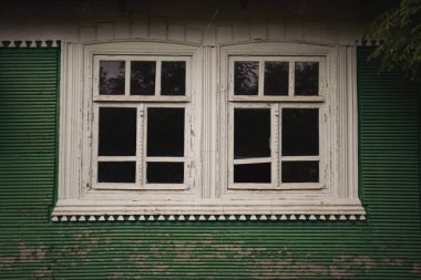 Terk edilmiş kırık camlar. Eski yıkılmış evler. Pencerede kırık cam var. Savaş, yıkım, yeniden yapılanma. Terk edilmiş, işe yaramaz evler. Sosyal ve ekonomik sorunların sonuçları. Boş ev