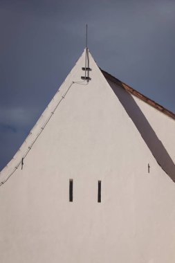 Modern kilise. Şehrin tarihi bölgesindeki bir ortaçağ kulesinin üst kısmı. Romanya.