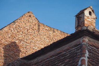 Eski bir bina cephesinde nem ve hasar. Eski taş evin detayları. Şömineli eski tuğla yapı. 