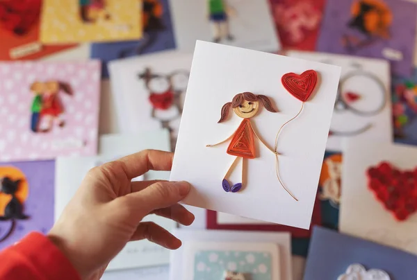 Χέρι Κρατώντας Quilling Κάρτα Ραβδί Σχήμα Κορίτσι Μπαλόνι Καρδιά Μια Royalty Free Εικόνες Αρχείου