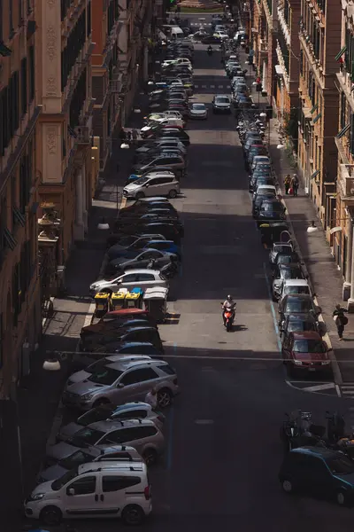 Cenova, İtalya - Mayıs 05, 2023: Cenova, İtalya 'da ikamet bölgesi. Dar şehir sokaklarında. 