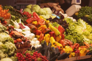 Tahta sebze kutularıyla süpermarket vitrini. Organik taze domates, kırmızı biber, marul, lahana, soğan. Biyolojik gıda ve bakkalda alışveriş kavramı.