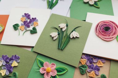 Çiçekli tüy kalem kartı. Tebrik kartları hazırlıyorum. Güzel çiçek tasarımları. Kağıt kalem, renkli kağıt çiçekler. El yapımı kağıt tüy dökme tekniği. Evde el işi. Hobi, ev ofisi..