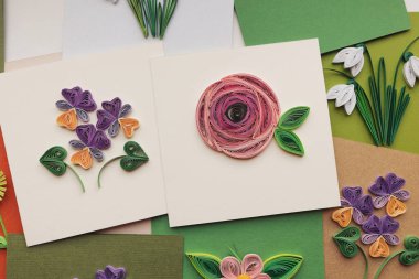 Çiçekli tüy kalem kartı. Tebrik kartları hazırlıyorum. Güzel çiçek tasarımları. Kağıt kalem, renkli kağıt çiçekler. El yapımı kağıt tüy dökme tekniği. Evde el işi. Hobi, ev ofisi..