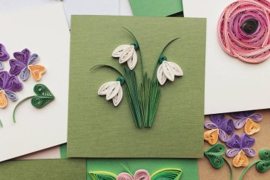 Çiçekli tüy kalem kartı. Tebrik kartları hazırlıyorum. Güzel çiçek tasarımları. Kağıt kalem, renkli kağıt çiçekler. El yapımı kağıt tüy dökme tekniği. Evde el işi. Hobi, ev ofisi..