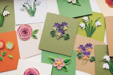 Çiçekli tüy kalem kartı. Tebrik kartları hazırlıyorum. Güzel çiçek tasarımları. Kağıt kalem, renkli kağıt çiçekler. El yapımı kağıt tüy dökme tekniği. Evde el işi. Hobi, ev ofisi..