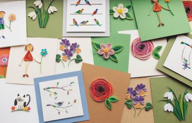 Çiçekli tüy kalem kartı. Tebrik kartları hazırlıyorum. Güzel çiçek tasarımları. Kağıt kalem, renkli kağıt çiçekler. El yapımı kağıt tüy dökme tekniği. Evde el işi. Hobi, ev ofisi..