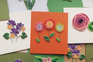 Çiçekli tüy kalem kartı. Tebrik kartları hazırlıyorum. Güzel çiçek tasarımları. Kağıt kalem, renkli kağıt çiçekler. El yapımı kağıt tüy dökme tekniği. Evde el işi. Hobi, ev ofisi..