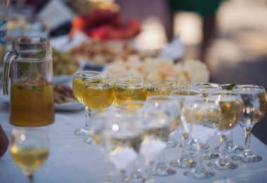 Şık ve lüks içki masası şarabı, şampanya, düğün resepsiyonunda limonata. Şarap ve meyve suyu bardakları, şenlik masasında meyve, düğün masası seti, düğün resepsiyonu..