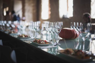 Yemek masası setindeki boş bardak - seçici odak noktası. Restorandaki masa, şarap tatma servisi için. Lüks Masa Ayarları.