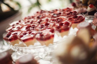 Düğün gününde taze çöl. Partide tatlı meyve tatlısı ve süslemeler. Şekerleme masasında kremalı ve dutlu kekler.. 
