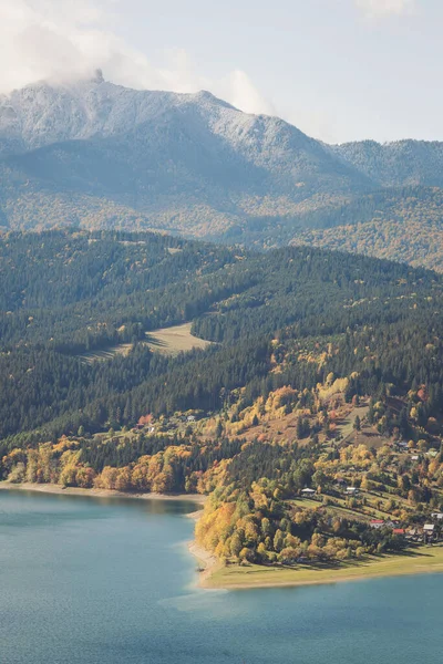 Widok Wieś Stojącą Brzegu Lacul Bicaz Rumunia Piękne Jezioro Lesie Zdjęcie Stockowe