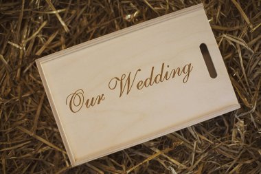 Hasır arka planda fotoğraf depolamak için tahta fotoğraf kutusu. Fotoğrafçı için üzerinde 