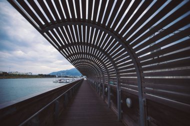 Sakin Pra Kanalı - Voltri Genoa tampon bölgesi. Cenova Pra 'nın deniz ve liman çevresi, antik tersaneler ve bugün liman havzası ve tekne için liman. otoyol mimarisi.