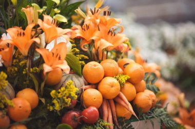 Renkli meyve ve çiçekler. Meyve, bitki ve çiçeklerin bileşimi yazın sembolüdür.. 