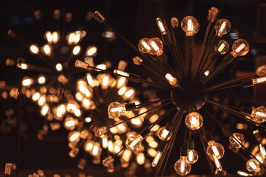 İlginç tungsten filamanlı bir grup lamba. Düşük tuşlu yuvarlak ampullerin ayrıntıları.