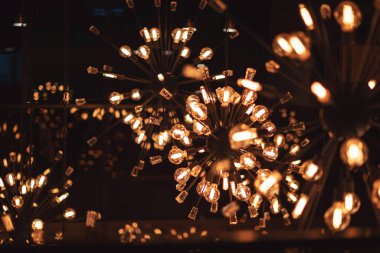 İlginç tungsten filamanlı bir grup lamba. Düşük tuşlu yuvarlak ampullerin ayrıntıları.