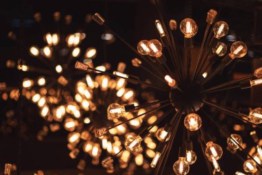 İlginç tungsten filamanlı bir grup lamba. Düşük tuşlu yuvarlak ampullerin ayrıntıları.