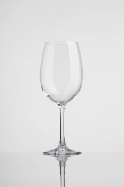 Yansımalı boş şarap kadehi. Beyaz arka planda izole edilmiş boş şarap kadehi. Şeffaf şarap kadehi.