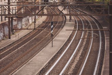 Demiryolu, açık havada boş raylar. Üst manzara, perspektif. Parlak demir raylar ve beton uykucular, taşlı zeminde güçlü cıvatalarla birleştiler.. 