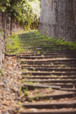 İtalyan şehrinin antik caddesinde eski antik basamaklar. Eski rahat cadde. El yapımı merdiven. Çok katlı basamaklar. Turist yolu..