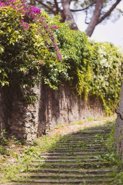 İtalyan şehrinin antik caddesinde eski antik basamaklar. Eski rahat cadde. El yapımı merdiven. Çok katlı basamaklar. Turist yolu..