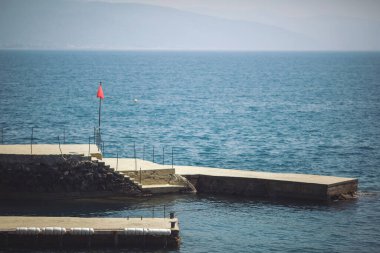 Denizde beton iskele. Deniz manzaralı yeni bir sabah. Mavi denizin veiw 'i