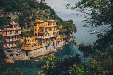 İtalya, Portofino şehri. Muhteşem bir yaz tatili yeri, Akdeniz 'de lüks bir liman evi, muhteşem manzaralı, güzel körfez üzerinde, Portofino, Liguria, İtalya, Avrupa. 