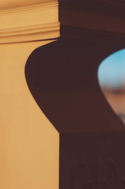 Güçlü gölgeler ilgi çekici bir kompozisyon oluşturur. Duvarın soyut ayrıntıları. Sıcak ışıkta beton duvarı olan soyut, minimal mimari arka plan. Çizginin kesişmesi gölge ve gölge yaratır. 