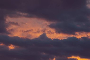 Gün batımının görkemli arka planında yumuşak renkli bulutlar var. Dramatik gün batımı ve gün doğumu gökyüzü. Yağmur Sonrası Bulutlu Gün Batımı. Meteoroloji. Sinoptikler. Havada değişiklik var. Bulut Önü.