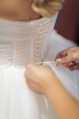 Gelinin düğün hediyesi. Gelinin hazırlıkları. Düğün günü. Sihirli düğün sabahı. Gelin hazırlanıyor..