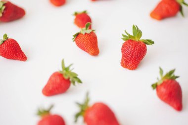 Taze çilek, seçici odak, beyaz arka planda izole edilmiş. Kırmızı çilek bulanık arkaplanda izole edilmiş.. 