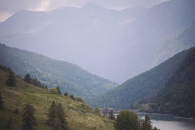 Dağ tepesinin, ormanın, gökyüzünün ve bulutların manzarası. Manzaralı doğa manzarası. Yaz tatili