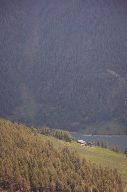 İtalya, Avrupa 'da, Alp Dağları' nda güzel geleneksel keresteler ev sahipliği yapıyor. Dağların görünümü.