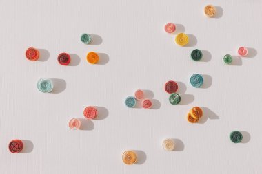 Kağıt kalem, renkli kağıt çemberler. kağıt soyut arkaplan. Renkli kağıt şeritleri. El yapımı kağıt tüy dökme tekniği. en üstteki görünüm