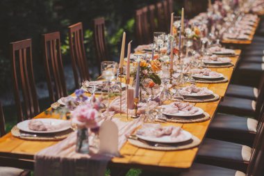 Tören ya da kutlama için masa düzenleme ve süsleme. Güzel düğün masası dekorasyonu ülke tarzı. 