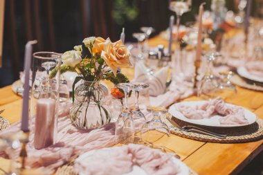 Tören ya da kutlama için masa düzenleme ve süsleme. Güzel düğün masası dekorasyonu ülke tarzı. 