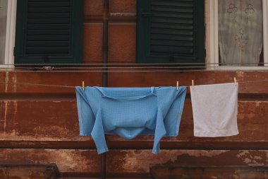 İtalya 'da giysiler asıldı. Çamaşırlar kurumaya bırakılmış. Eski bir evde çamaşır ipi..