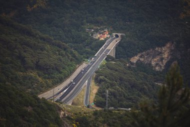 İtalya, Ceneviz. Tüneli ve köprüsü olan bir otobanın parçası. Genova est. İtalya 'da otoban boyunca giden arabalar bir tünelden geçiyor.