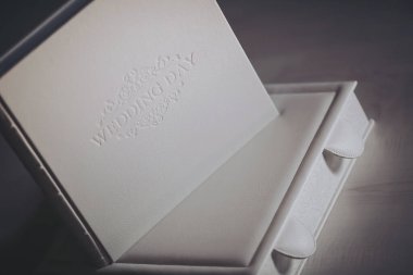 Beyaz deri kaplamalı düğün fotobook 'u. Düğün fotoğrafı defteri, albüm aile albümü. Kabartmalı fotoğraf kitapları ve hakiki deriden bir kapak. Bir tipografi ve tasarımcının hizmetleri. 