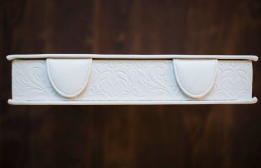 Kabartmalı fotoğraf kitabı ve hakiki deri kapağı. Wedding fotobook 'un ayrıntıları ve kitaplık perspektifinden beyaz deri ciltli kutular. Düğün fotoğrafı, albüm aile albümü.. 