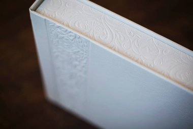 Kabartmalı fotoğraf kitabı ve hakiki deri kapağı. Wedding fotobook 'un ayrıntıları ve kitaplık perspektifinden beyaz deri ciltli kutular. Düğün fotoğrafı, albüm aile albümü.. 