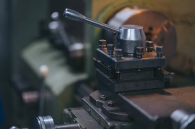 Atölyedeki eski yeşil torna. eski metal torna makinesi