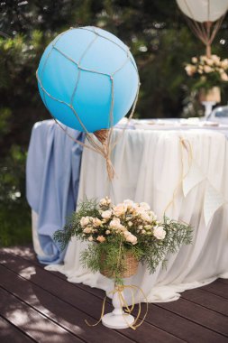 Tatil partisi için dekorasyon. Mavi bir balon ve bir buket çiçek, tatil partisi için dekorasyon.. 