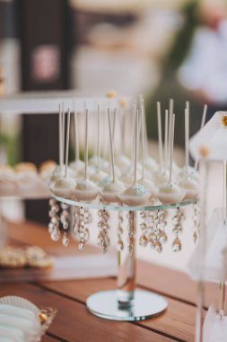 Çikolata. Şekerli masa, şeker, tatlı. Kekler ve böğürtlenler çikolatada. Lezzetli mini kekleri olan bir çikolata, seçici bir odak noktası. Lüks düğün çikolatası yakın plan kekler.