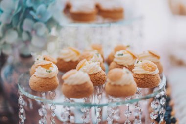 Düğün partisinin olduğu bölgede kek ve tatlı olan tatlı bir bar. Düğün tatlı masası ve lezzetli kekler.
